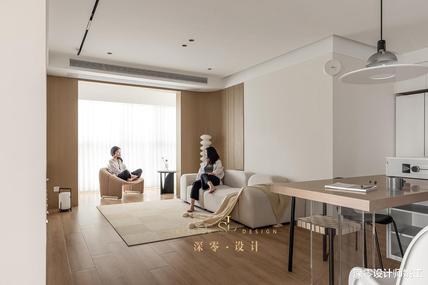 说实话,豪装不一定有她家舒适,客厅整面高柜有藏有露,收纳能力强悍