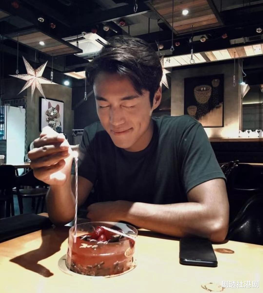 整容|鼻梁二度发育！TVB力捧小生曾现伤疤被质疑整容，早年鼻子比较扁塌