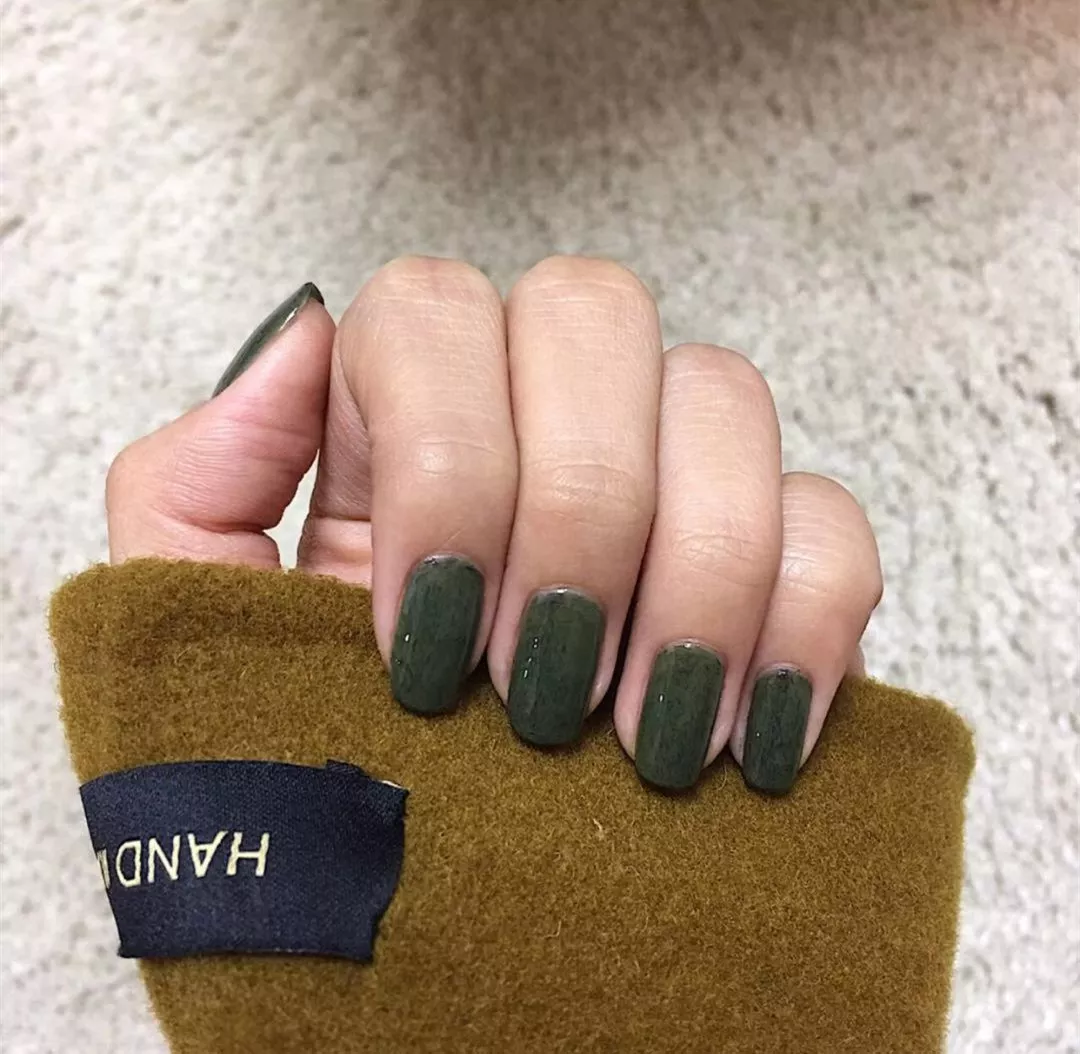 美甲 冬季做什么纯色美甲，显白又好看？