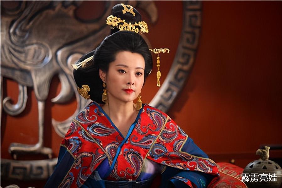 袁立|50岁袁立晒上班日常，坐2元公交吃盒饭，身材圆润发福明显