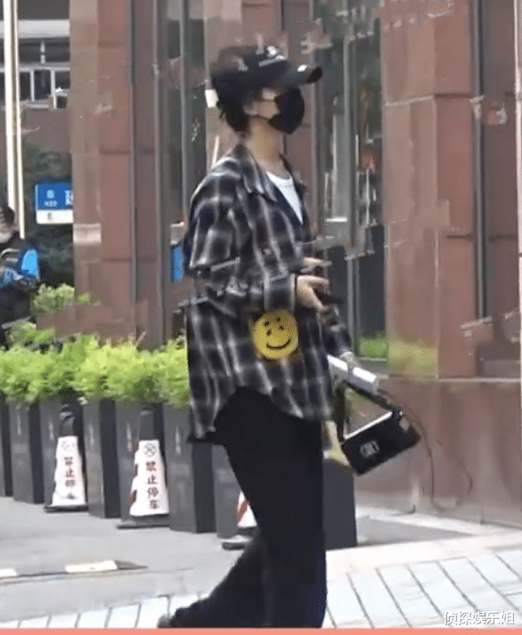 赵丽颖|赵丽颖做头发护理被拍，打扮休闲接地气，蹦蹦跳跳被赞像学生妹