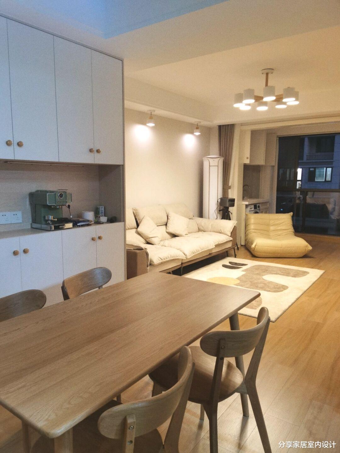 年后乔迁入住新房,放弃常规电视机选择投影仪,一家人都满意!