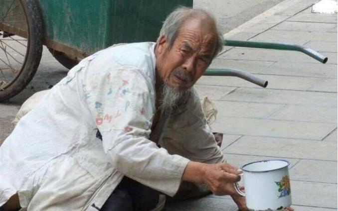 大爷|起底“职业乞讨者”:白天做生意晚上乞讨,吃香喝辣有车有房