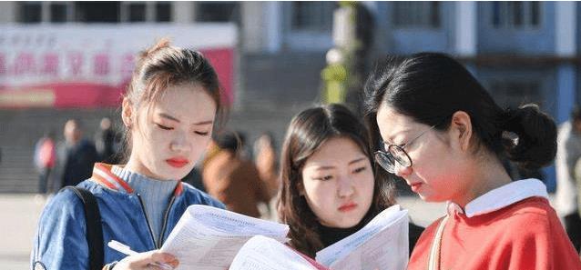 医生|“教师跟医生”有何差距？除了薪资，这些方面也是拉开距离之一