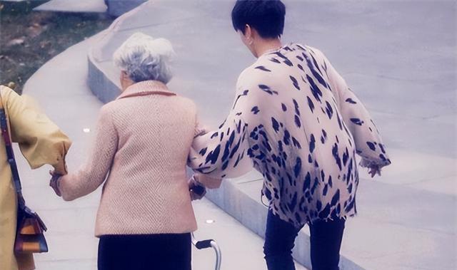 回顾女子好心救摔倒老人,对方死亡后家属索赔24万,琼海法院判了