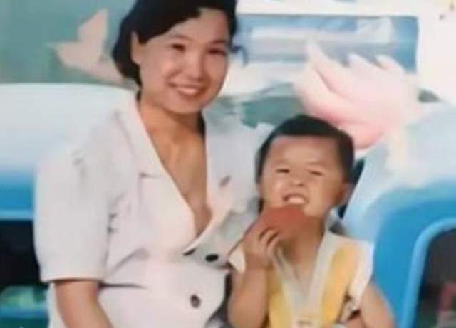 奇奇|姚威田静带儿女踏青，小奇奇活泼招人爱，网友嘲讽对面模仿不来