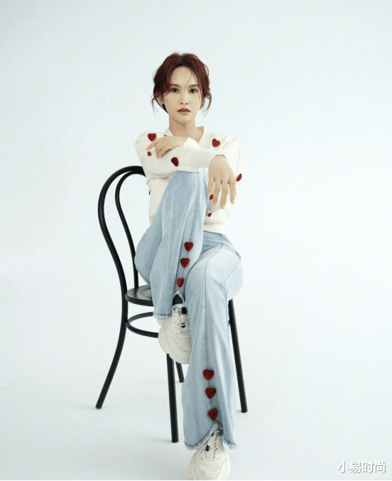 穿衣搭配|姐姐杨丞琳还是依旧这么元气！最新综艺的粉蓝服装搭配，尽显清甜