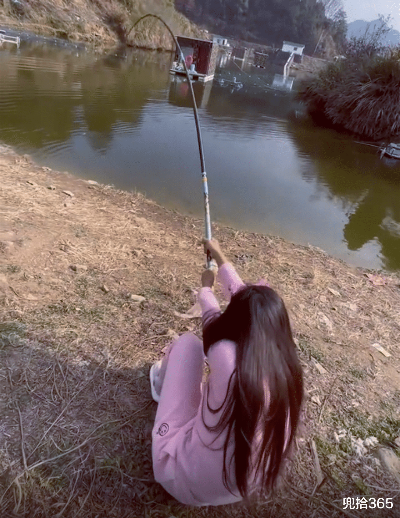 钓鱼|女钓友盘黑坑,意外收获50斤巨物累到瘫痪!网友:钓鱼界的穆桂英