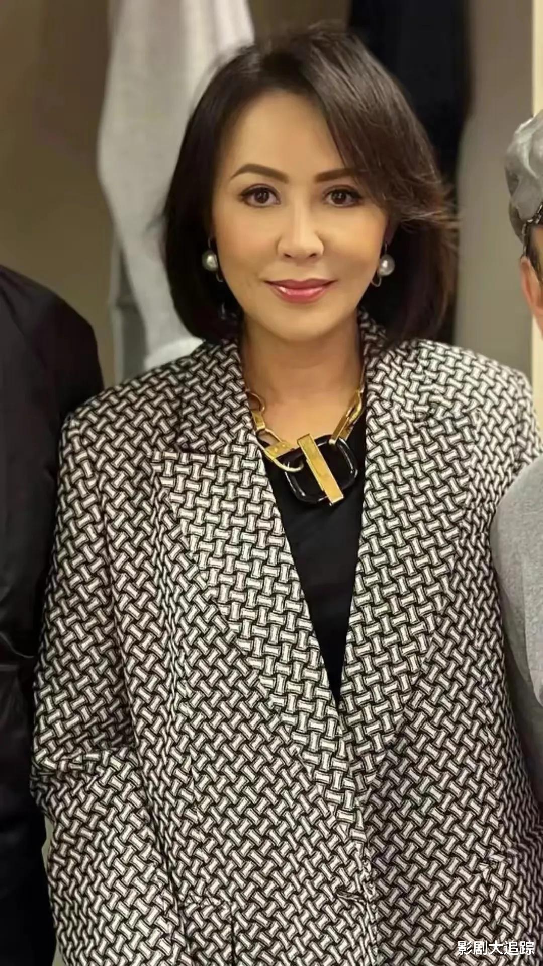 刘嘉玲|刘嘉玲为污点艺人站台惹众怒！两人紧贴合影亲密，被骂触及底线了