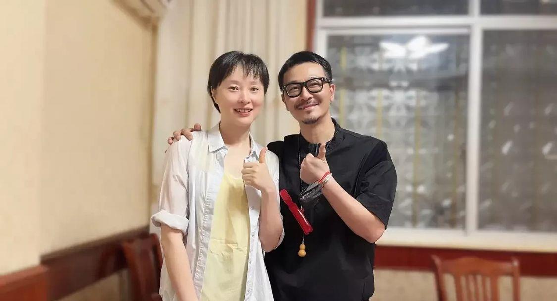 明星素颜|吴越跟好友攀肩合影，素颜清秀干净，但发量稀疏看得出上了年纪