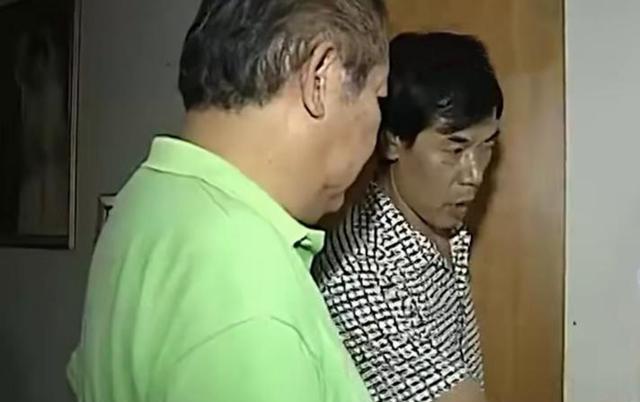 房东深夜只穿一条短裤,给女租客“修水管”,被对方丈夫撞个正着