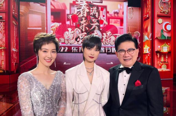 唐嫣|唐嫣再次跨界当主持，站C位气场强大，谢娜张杰夫妇也亮相