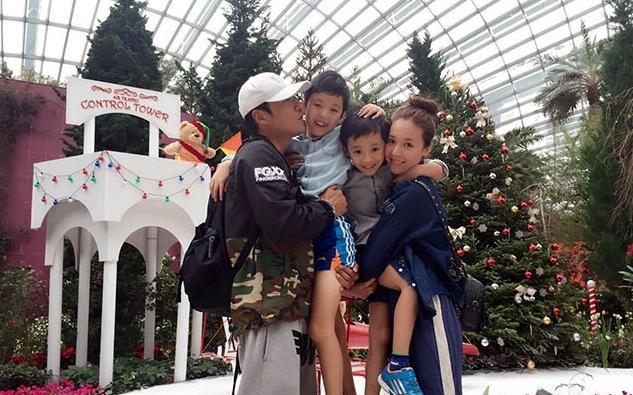 参观马景涛住的豪宅,户外有独立的大院子,客厅吊顶太科幻了