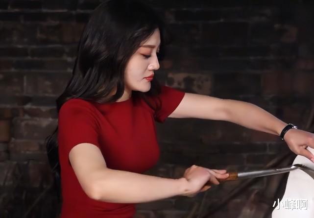 |124W粉的唐小鱼，穿包臀裙下地打农药引争议，网友：离被封不远了