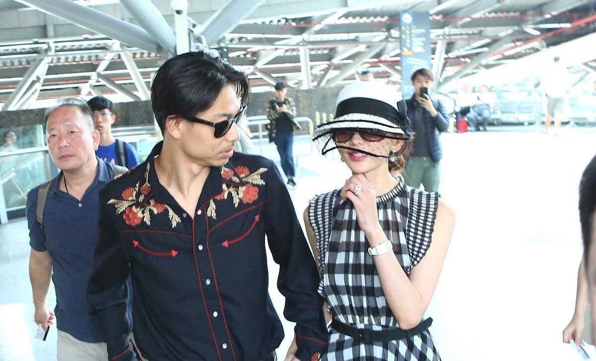 林志玲|林志玲与日本老公同框,穿格纹连衣裙配复古礼帽,越来越有贵妇范