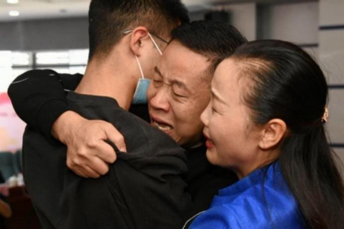 |疑孙卓买家二姐开直播，满眼通红心情差，网友称有一种爱叫作放手