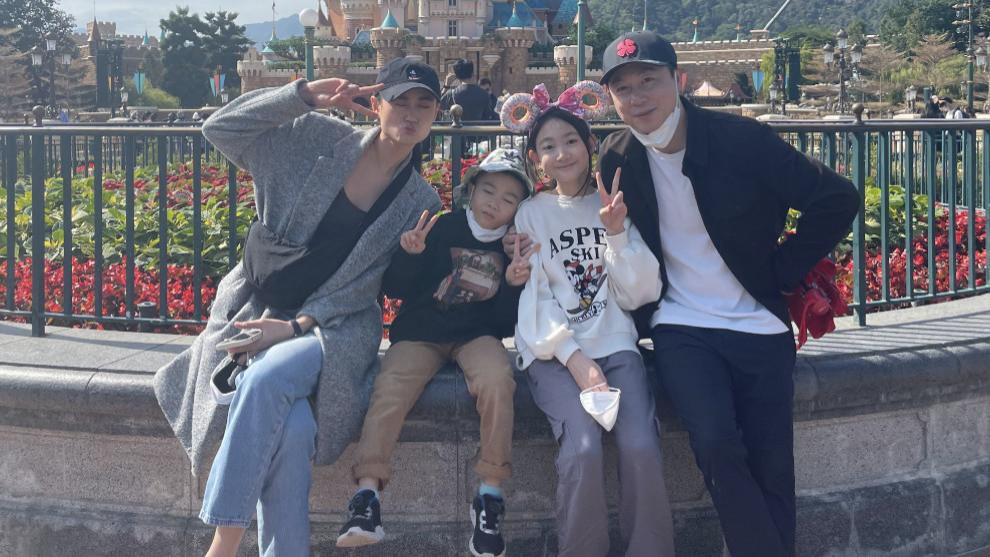 管弦乐团|李小鹏罕晒全家福，10岁奥莉等比例长大，脚大腿长继承妈妈好身材