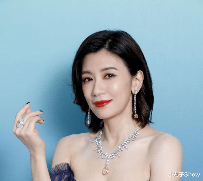 贾静雯|48岁贾静雯也老了，仙女裙秀身段难掩疲态，谈及大S再婚直夸勇敢