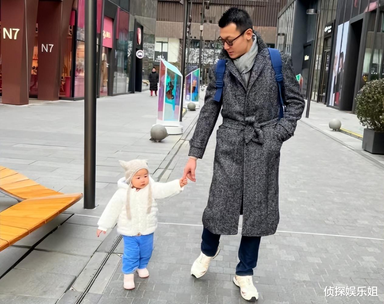 朱珠|朱珠老公与女儿温馨互动,父女上演爱的贴贴,王珠宝乖巧配合萌翻