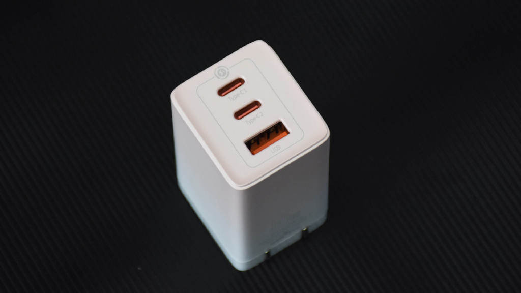 充电器|EDC好物推荐:倍思氮化镓65W三口充电器