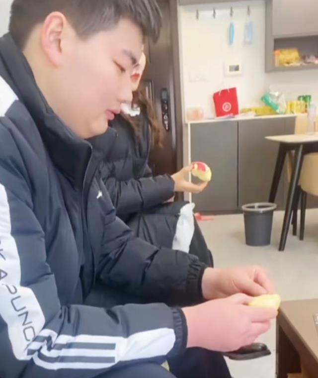 家族荣耀|大衣哥儿子笑了，与相亲对象分食一个苹果，陈亚男心里是啥滋味？