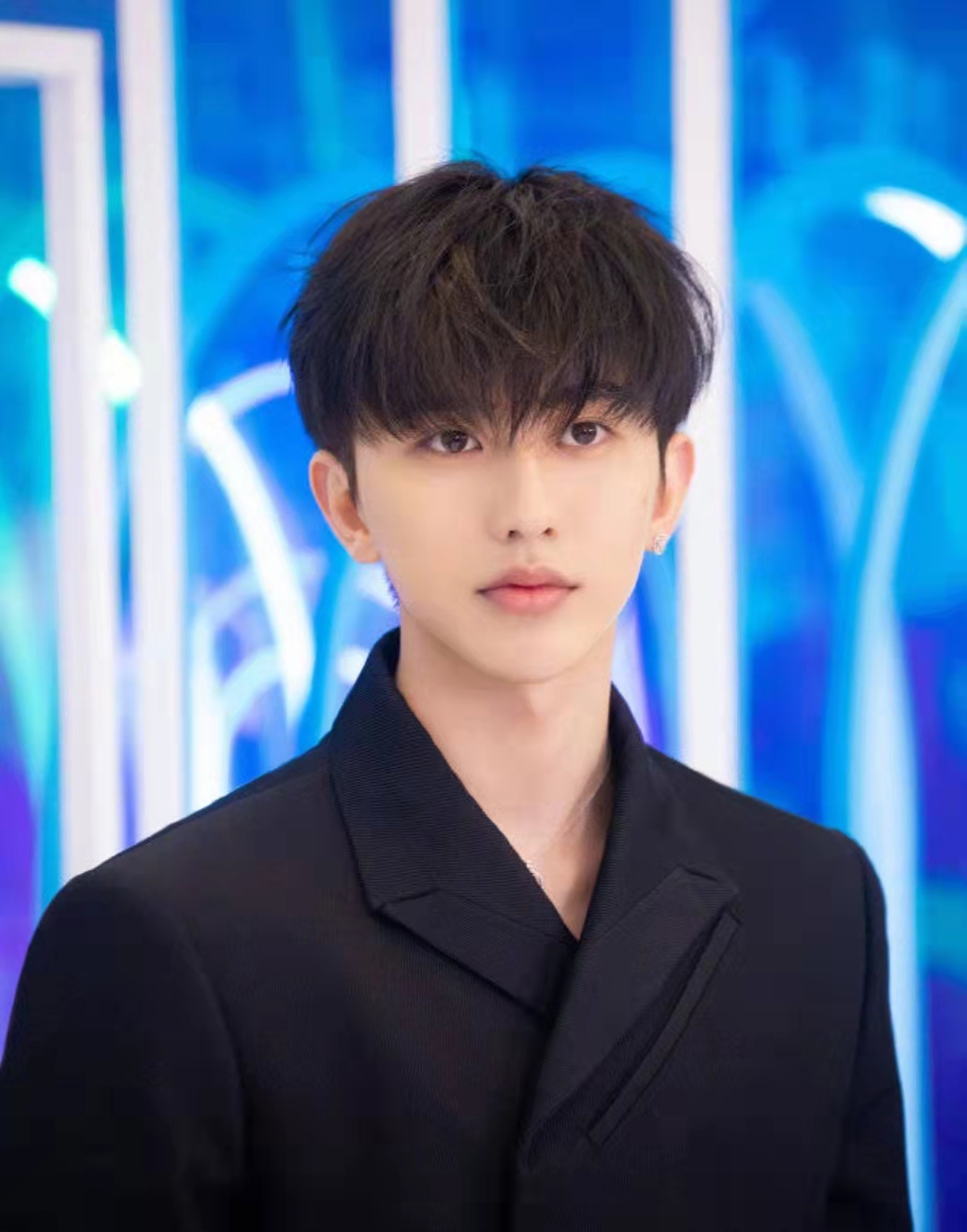 明星|曝蔡徐坤机场耍大牌,坐飞机让保镖堵门,阻挡乘客疑似让明星先下