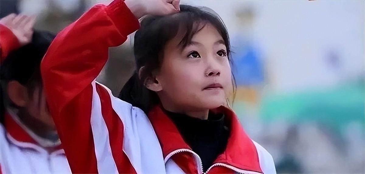 铁嘉欣:七岁“微笑女孩”走红,父母因此为她拒绝100万的签约!