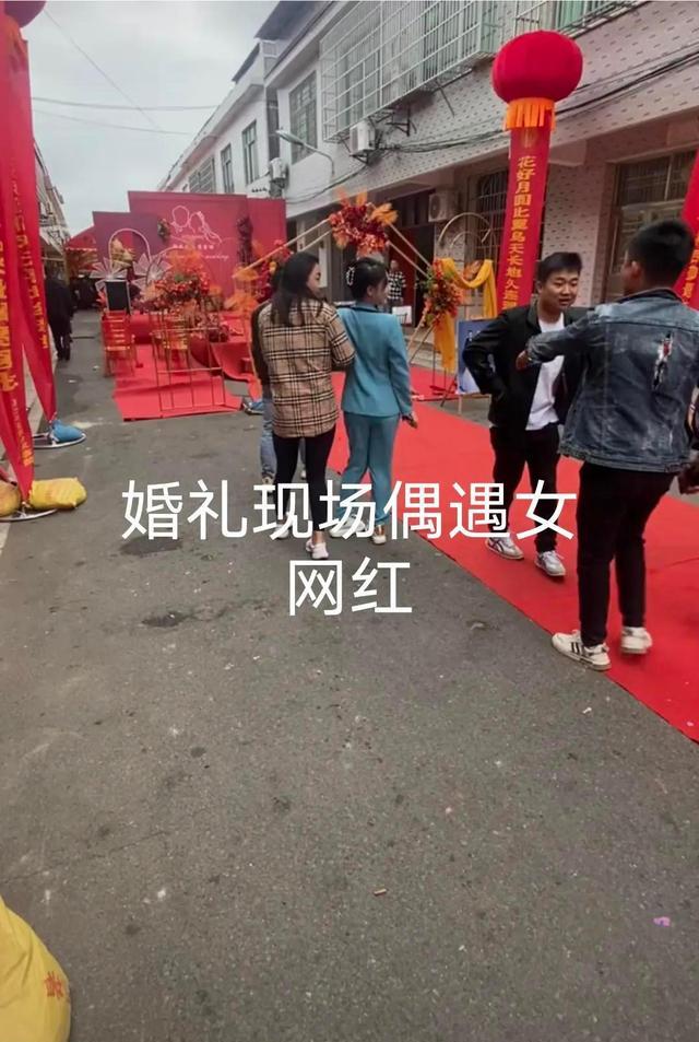 长沙:婚礼上偶遇当地知名女网红,整容脸鼻子吓人,走路忸怩作态