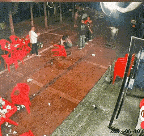 明明该是两个女孩住院,为什么只有一个女孩的照片?不解!