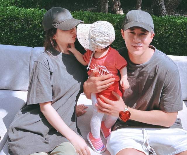 王灿|杜淳老婆王灿社媒晒出儿童节打卡视频，抱孩子穿母女装，笑容很温暖