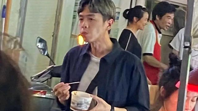 张若昀 张若昀暴瘦现身，染了一头花白的头发，穿着打扮十分接地气