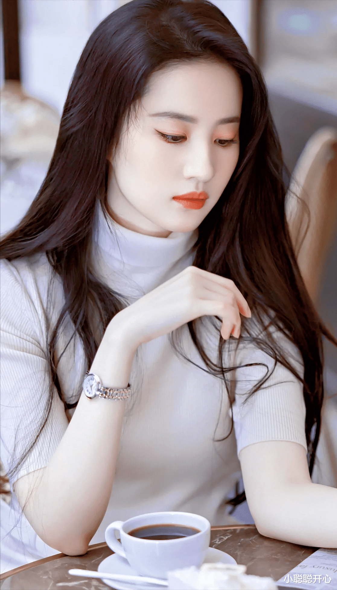 张柏芝|人前惊艳,人后失态,这7名女星抽烟遭狗仔曝光,一目了然