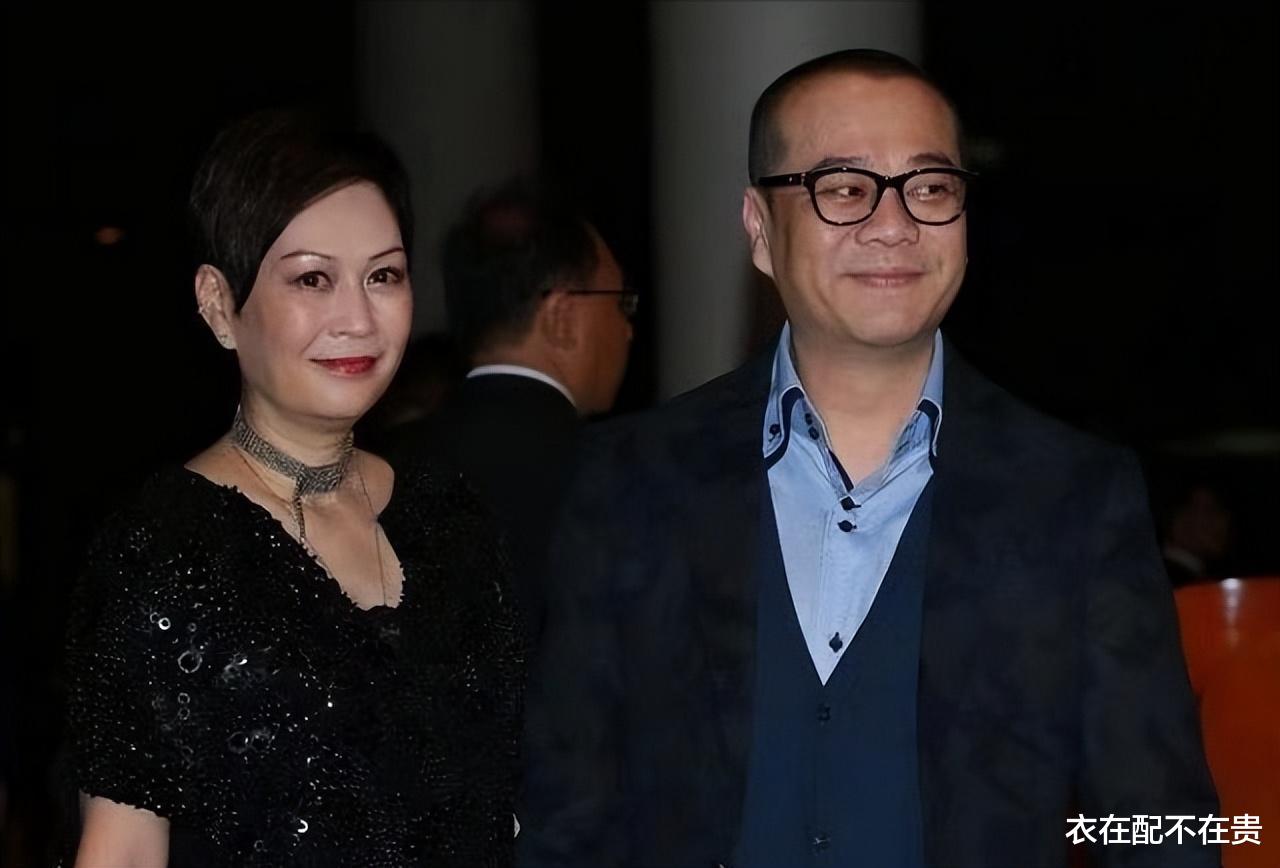 欧阳震华老婆太另类，印花丝袜配红鞋，网友：明明是阔太却像舞女