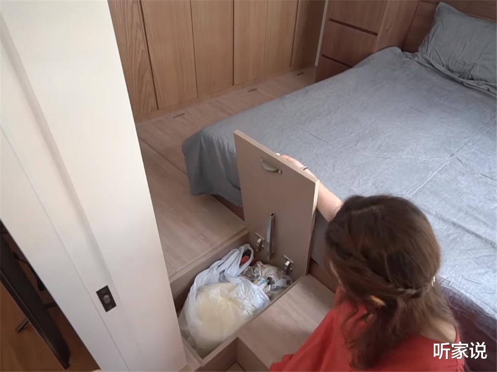 香港一家四口挤进44㎡小家，利用衣柜当隔断，两室“豪装”成三室