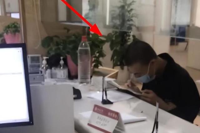 饮食 北大韦神换“新发型”了，颜值提升不少，女生抢着跟其合照