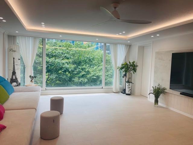 一进门就被这家的落地窗迷住，好看到移不开眼，新家一定跟着学！