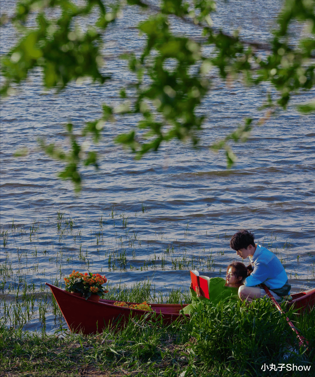 任敏|CP感炸裂!任敏、辛云来拍浪漫氛围写真,男方轻轻把女方揽在怀里