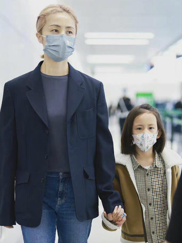 孙莉|孙莉带二女儿出行,多妹温婉可人,母女时尚感十足!