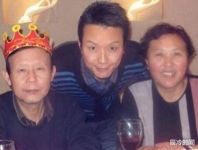 小姐姐|李玉刚：成名前身上全是刀疤，成名后梅葆玖怒斥他是个小丑