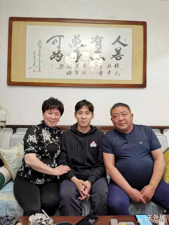 花滑|中国花滑奥运冠军晒一家三口照片，队友更是宣布婚讯+生子！