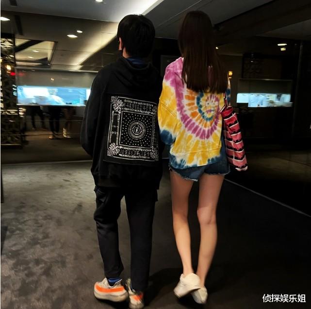 陈若仪|陈若仪晒老公儿子，林志颖被Kimi搭肩膀，父子穿亲子装背影超像