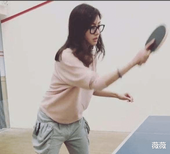 李嘉欣|49岁李嘉欣大胆秀恩爱！应酬生图遭曝光，网友：美人毁于发胖