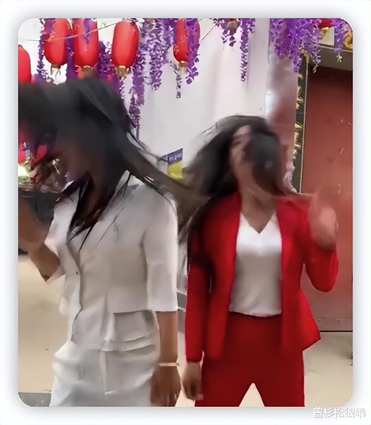 大衣哥行为引争议,室外掀大衣嫂衣服遭批,背部露出身后人来人往