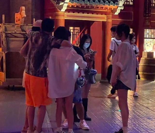 王思聪|女网红与王思聪合照,直言就是蹭他的热度,慎婕站C位显乖巧