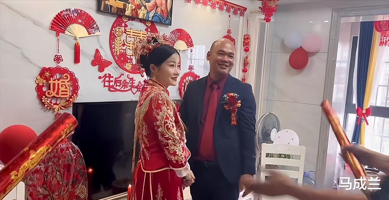 回顾女子晒婚礼现场,网友错将新郎看成父亲,感叹:想不通输在哪