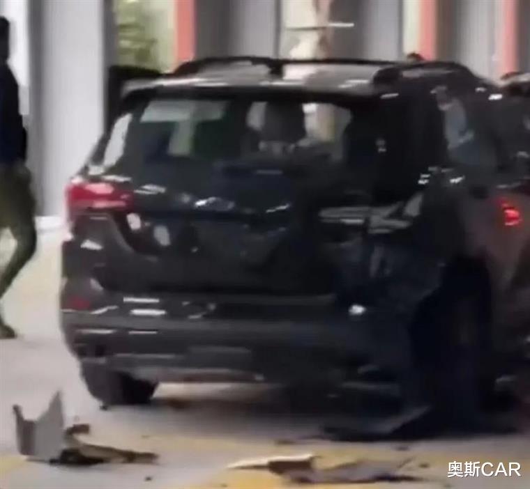 新车还没上牌就被撞了,落地就折旧,你愿意吗?