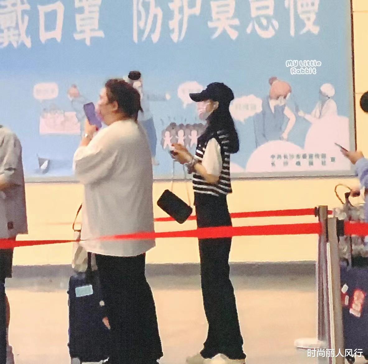 汪小菲|赵丽颖代言翻车后首亮相！不受影响在车站排队，穿针织衫瘦不少