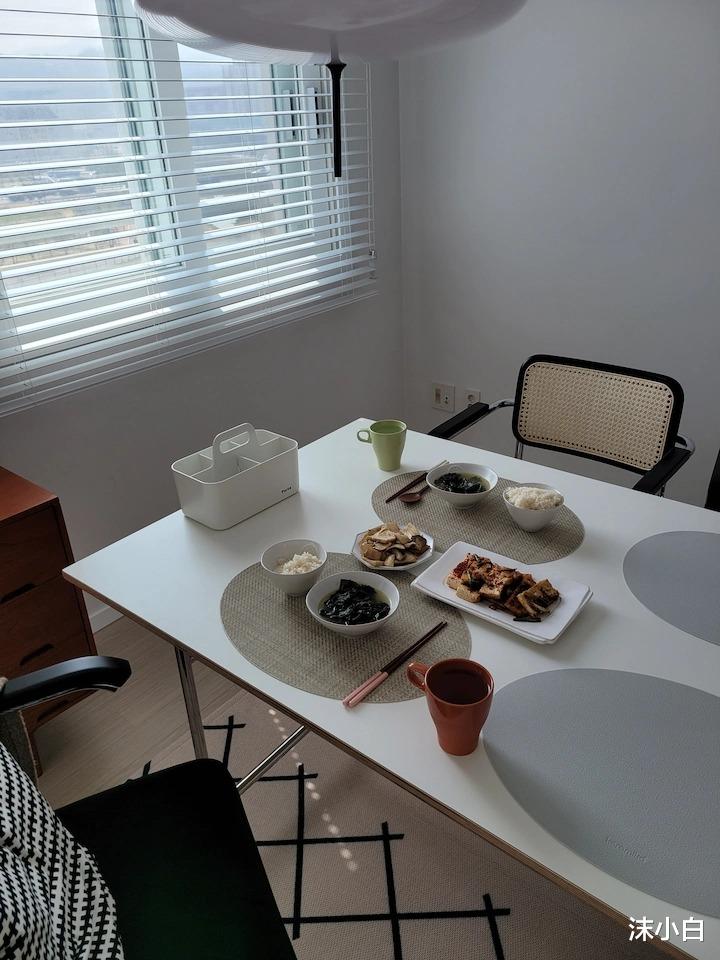 7年夫妻的99平新家,白色客厅、大红色卧室,捏了一把冷汗!