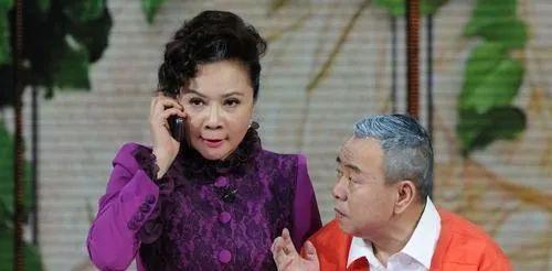 蔡明|60岁蔡明“晚节不保”？曾经的春晚钉子户，和丈夫恩爱37年，如今活成这样了