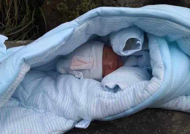 内脏破裂、腹部积血,一岁女婴被领养271天后,惨遭养父母毒手